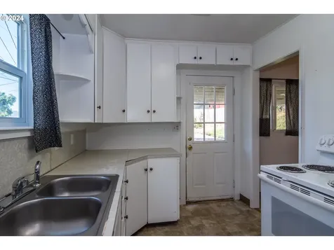 934 NW Hill Avenue Roseburg OR 97471