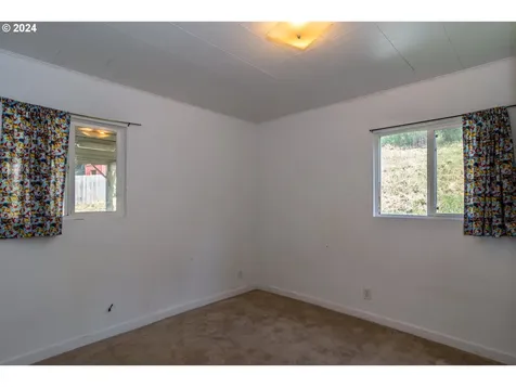 934 NW Hill Avenue Roseburg OR 97471