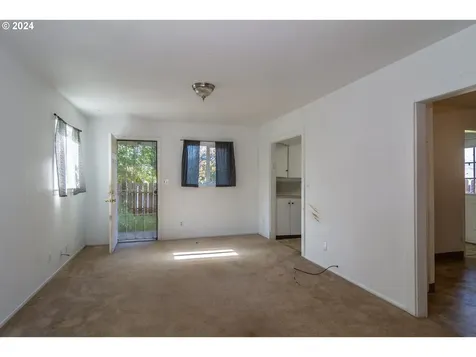 934 NW Hill Avenue Roseburg OR 97471