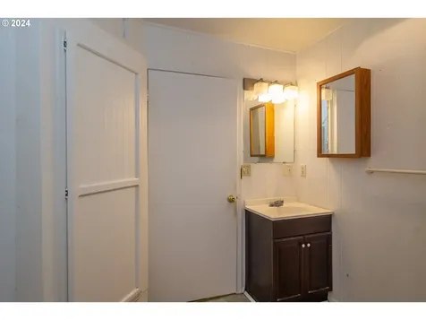 934 NW Hill Avenue Roseburg OR 97471
