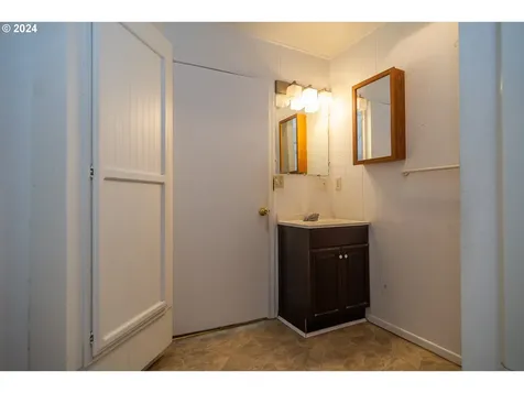 934 NW Hill Avenue Roseburg OR 97471