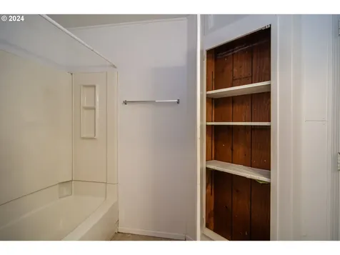 934 NW Hill Avenue Roseburg OR 97471