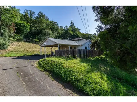 934 NW Hill Avenue Roseburg OR 97471