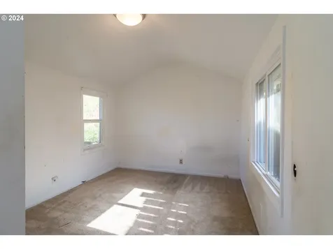 934 NW Hill Avenue Roseburg OR 97471