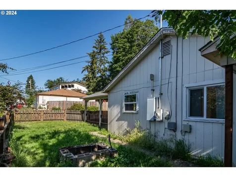 934 NW Hill Avenue Roseburg OR 97471