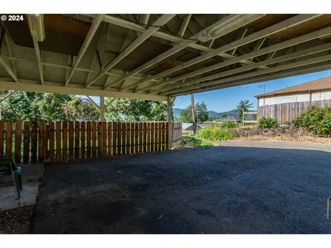 934 NW Hill Avenue Roseburg OR 97471