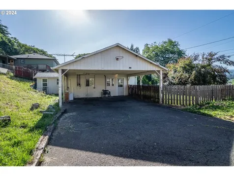 934 NW Hill Avenue Roseburg OR 97471