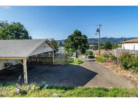 934 NW Hill Avenue Roseburg OR 97471