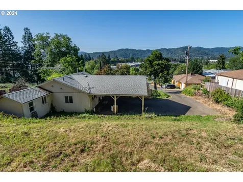 934 NW Hill Avenue Roseburg OR 97471