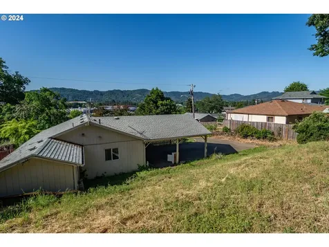 934 NW Hill Avenue Roseburg OR 97471