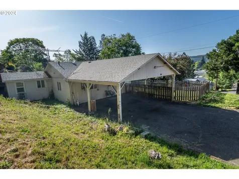 934 NW Hill Avenue Roseburg OR 97471