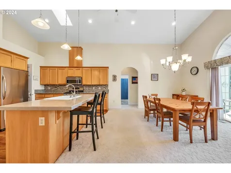 1094 S 11th Street Harrisburg OR 97446