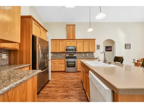 1094 S 11th Street Harrisburg OR 97446
