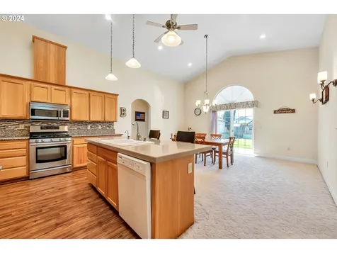 1094 S 11th Street Harrisburg OR 97446