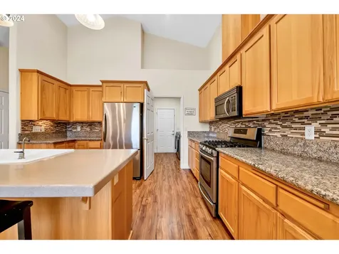 1094 S 11th Street Harrisburg OR 97446