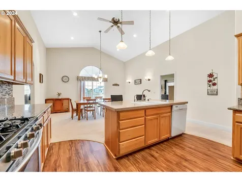 1094 S 11th Street Harrisburg OR 97446