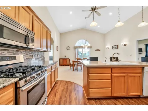 1094 S 11th Street Harrisburg OR 97446