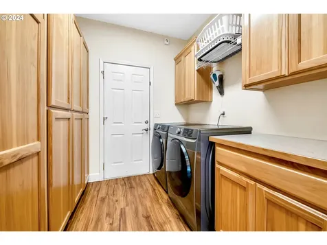 1094 S 11th Street Harrisburg OR 97446