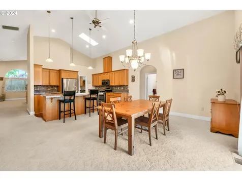 1094 S 11th Street Harrisburg OR 97446