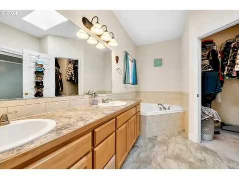1094 S 11th Street Harrisburg OR 97446