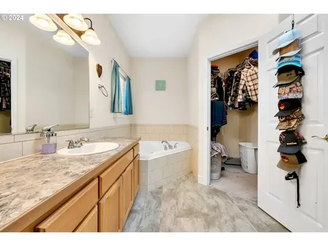 1094 S 11th Street Harrisburg OR 97446