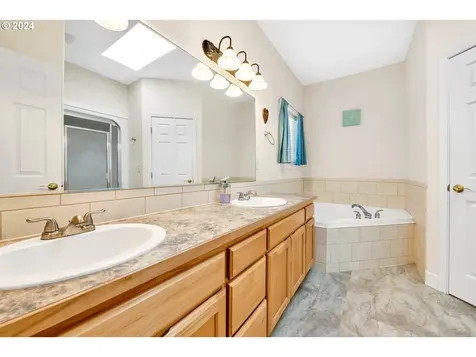 1094 S 11th Street Harrisburg OR 97446