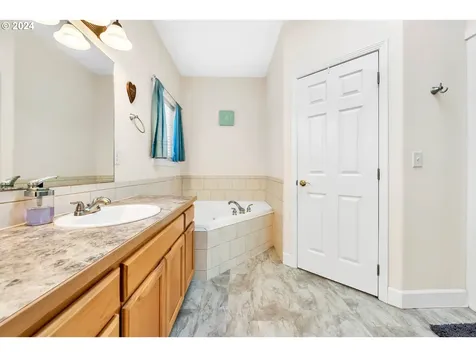 1094 S 11th Street Harrisburg OR 97446