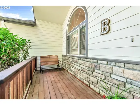 1094 S 11th Street Harrisburg OR 97446