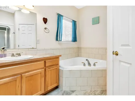 1094 S 11th Street Harrisburg OR 97446