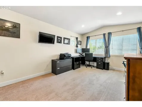 1094 S 11th Street Harrisburg OR 97446