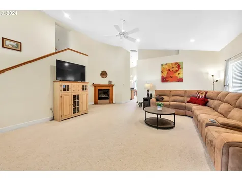 1094 S 11th Street Harrisburg OR 97446