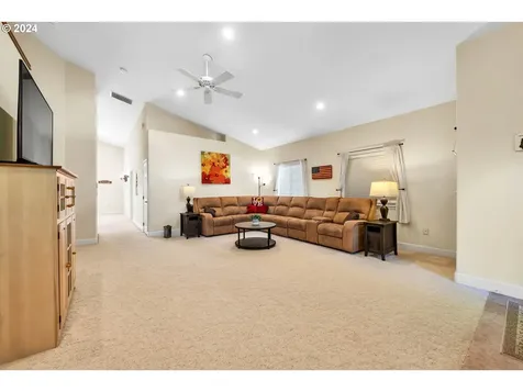 1094 S 11th Street Harrisburg OR 97446