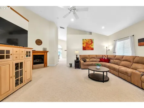 1094 S 11th Street Harrisburg OR 97446