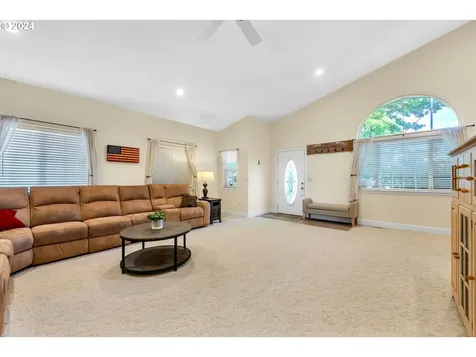 1094 S 11th Street Harrisburg OR 97446