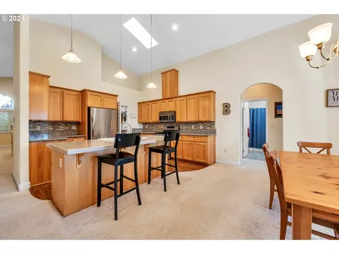 1094 S 11th Street Harrisburg OR 97446