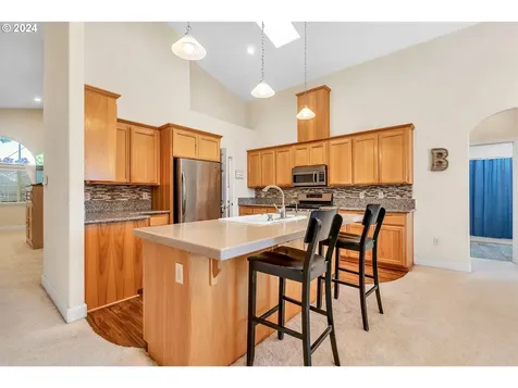 1094 S 11th Street Harrisburg OR 97446