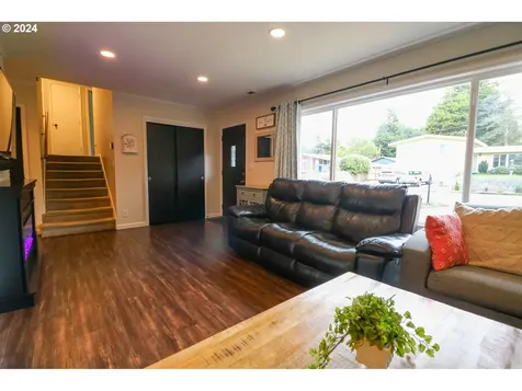 930 Oconnell Street North Bend OR 97459