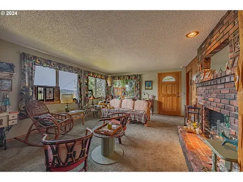 886 S Hill Drive Reedsport OR 97467