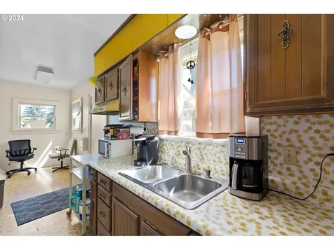 16521 SE Powell Boulevard Portland OR 97236