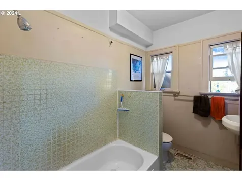 16521 SE Powell Boulevard Portland OR 97236