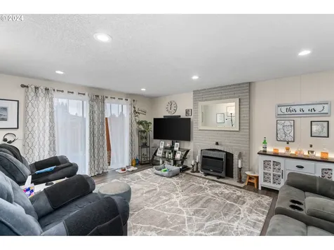 528 Hartke Loop Oregon City OR 97045