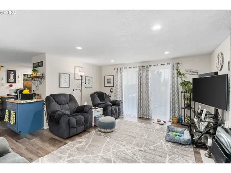 528 Hartke Loop Oregon City OR 97045