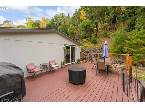 481 Gentry Way Roseburg OR 97471