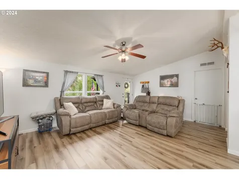 481 Gentry Way Roseburg OR 97471