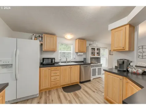 481 Gentry Way Roseburg OR 97471