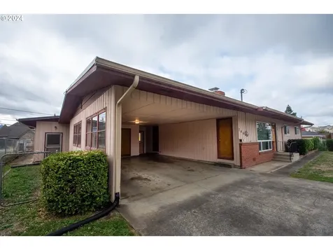 746 W Luellen Drive Roseburg OR 97471