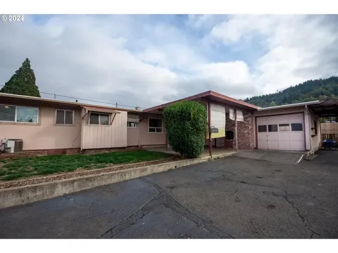 746 W Luellen Drive Roseburg OR 97471