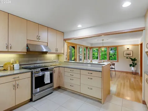 825 Sw Westwood Drive Portland OR 97239