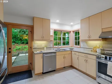 825 Sw Westwood Drive Portland OR 97239