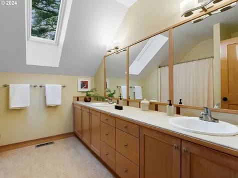 825 Sw Westwood Drive Portland OR 97239